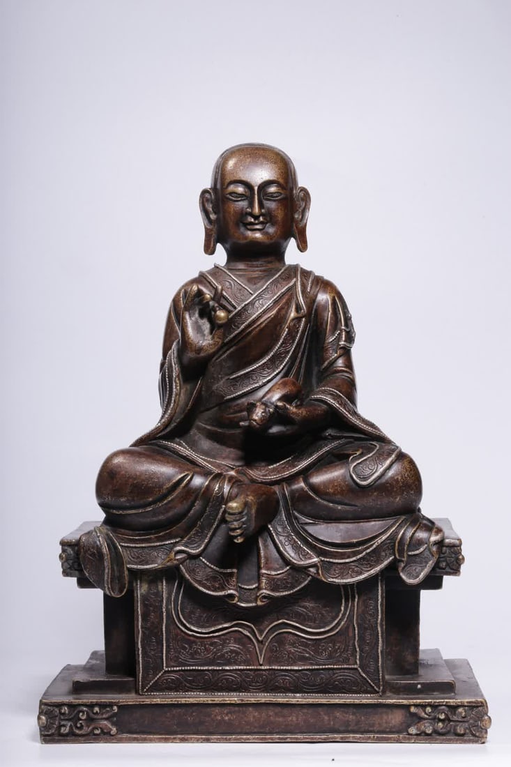 A seated master statue of a Qing dynasty alloy copper inlay with silver: Seated statue of a master from the Qing Dynasty alloy copper inlaid with silver SIZE: H:21cm L:15.5cm W:9.5cm W:2778g (The Dimensions Of All Batches Are Manually Measured.If You Need More Detailed Inf