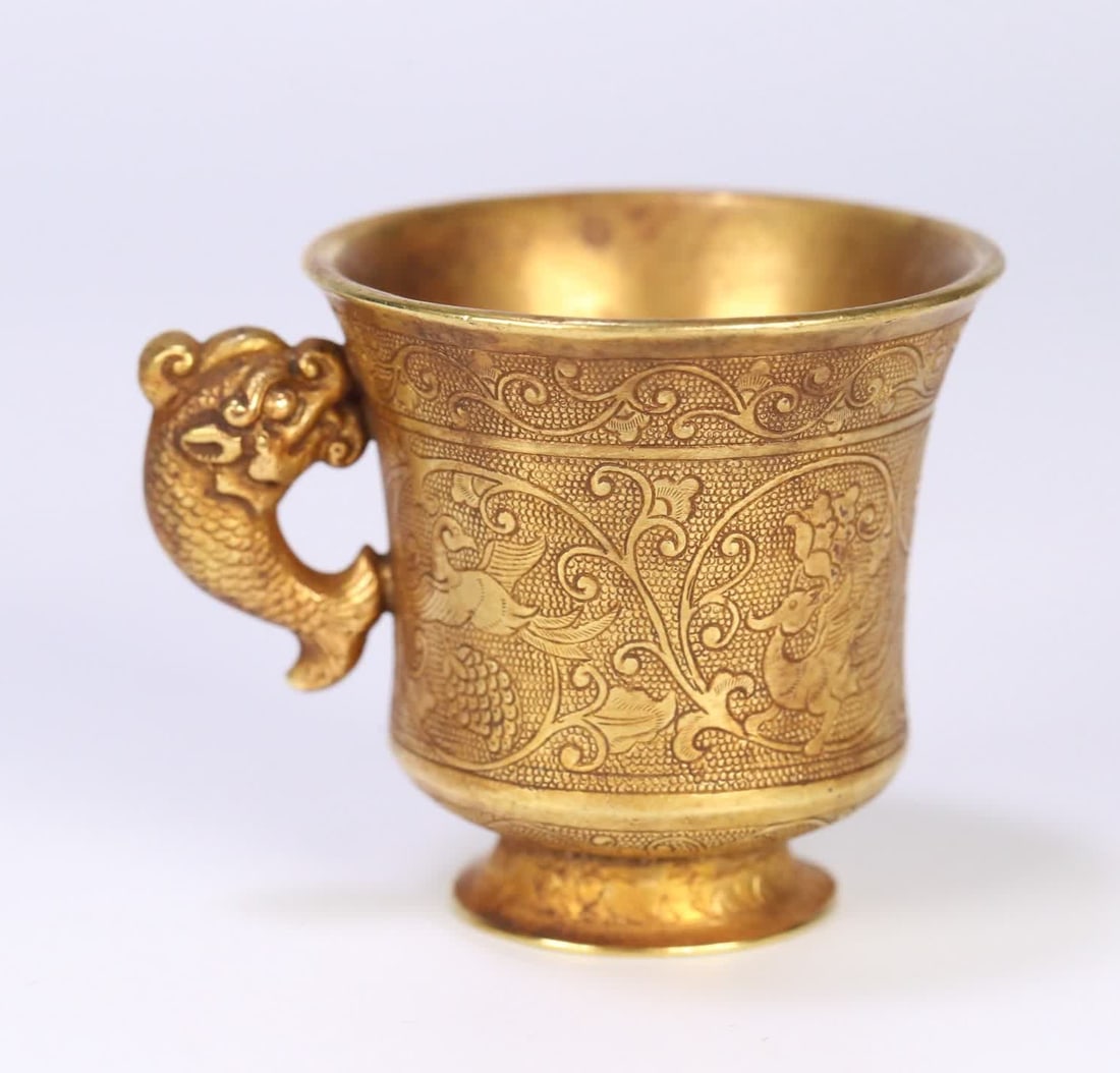 A Qing Dynasty bronze gilt fish ear cup with floral and bird patterns: Qing Dynasty bronze gilt fish ear cup with floral and bird patterns SIZE: 4.8x6.1x5cm W:100g (The Dimensions Of All Batches Are Manually Measured.If You Need More Detailed Information, Please Contact 