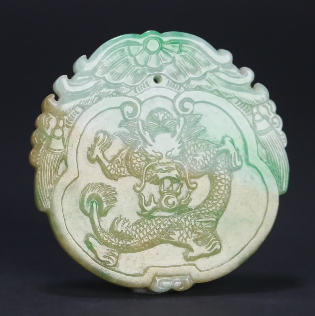 A Qing Dynasty old jadeite dragon-patterned plaque: Qing Dynasty old jadeite dragon-patterned plaque SIZE: 5.4x5.4x0.6cm W:38.5g (The Dimensions Of All Batches Are Manually Measured.If You Need More Detailed Information, Please Contact Our Customer Ser