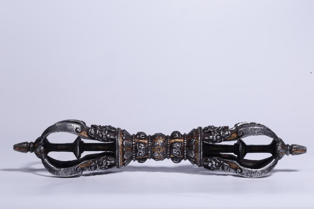 One piece is a Qing Dynasty iron-cut Vajra vajra: Qing Dynasty iron-scissors vajra SIZE: H: 25cm, Diameter 4.5cm, W: 604g (The Dimensions Of All Batches Are Manually Measured.If You Need More Detailed Information, Please Contact Our Customer Service 