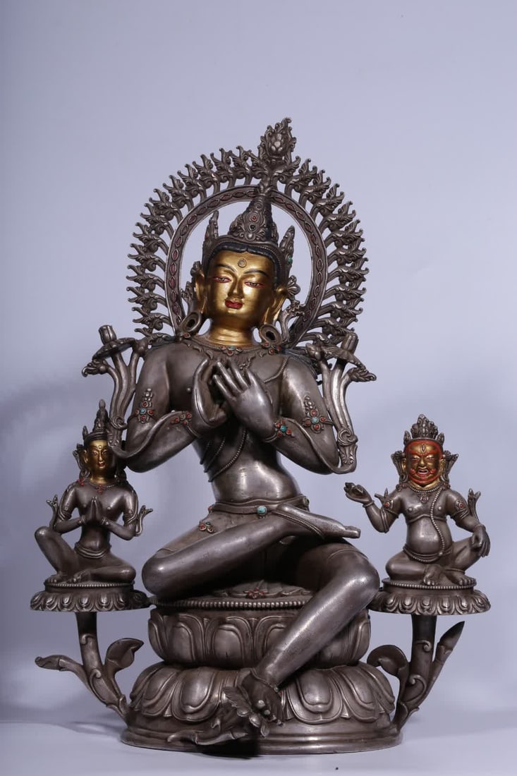 A Qing Dynasty bronze gilded silver gilded gold-faced Guanyin backlit statue: Qing Dynasty bronze gilt silver mud gold-faced Guanyin backlit statue SIZE: H:42cm L:30.5cm Diameter 21.5cm W:8.05kg (The Dimensions Of All Batches Are Manually Measured.If You Need More Detailed Info