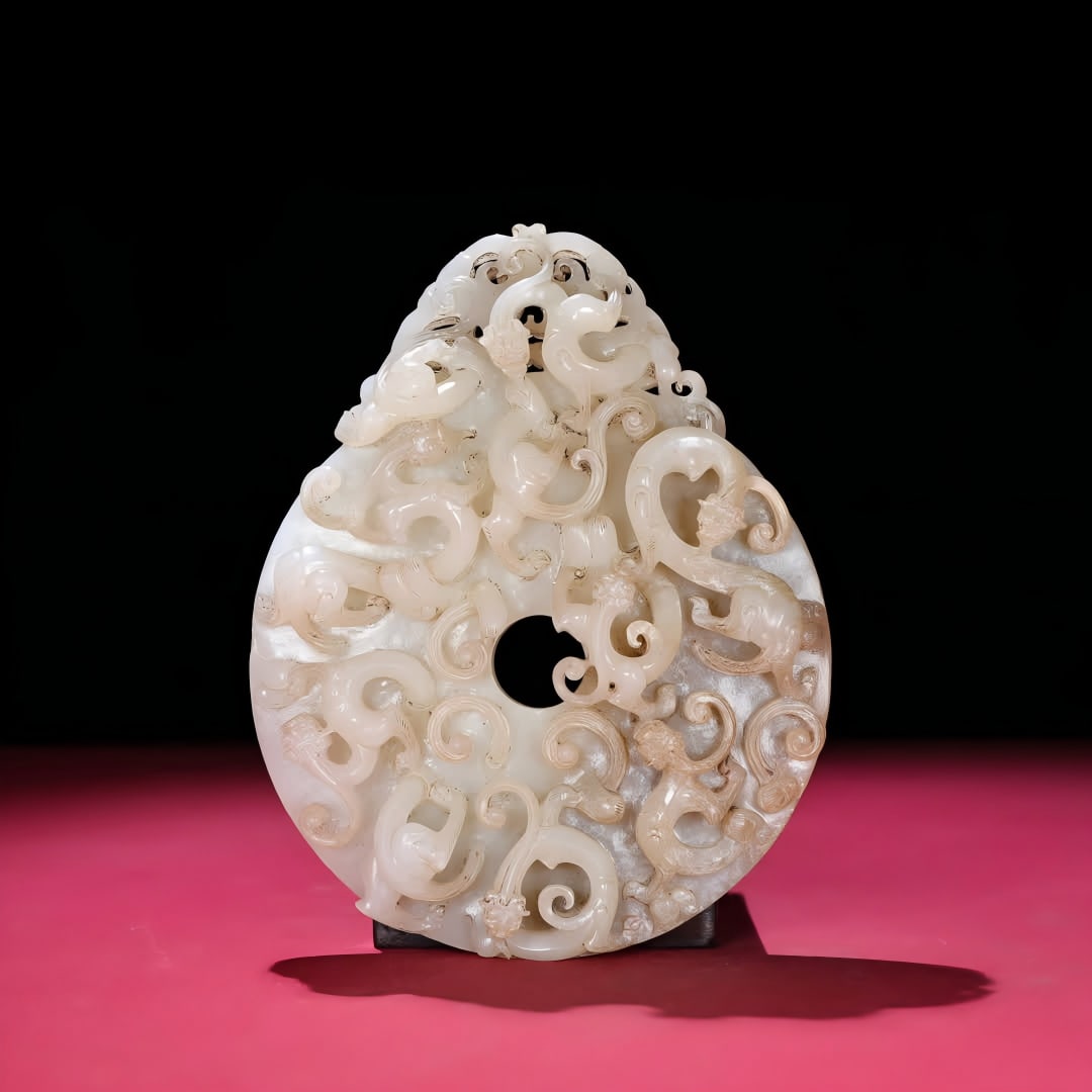 One piece: Han Dynasty jade dragon jade disc: Han dynasty jade dragon bi SIZE: 163x129x26mm W:557g (The Dimensions Of All Batches Are Manually Measured.If You Need More Detailed Information, Please Contact Our Customer Service Before Bidding.)