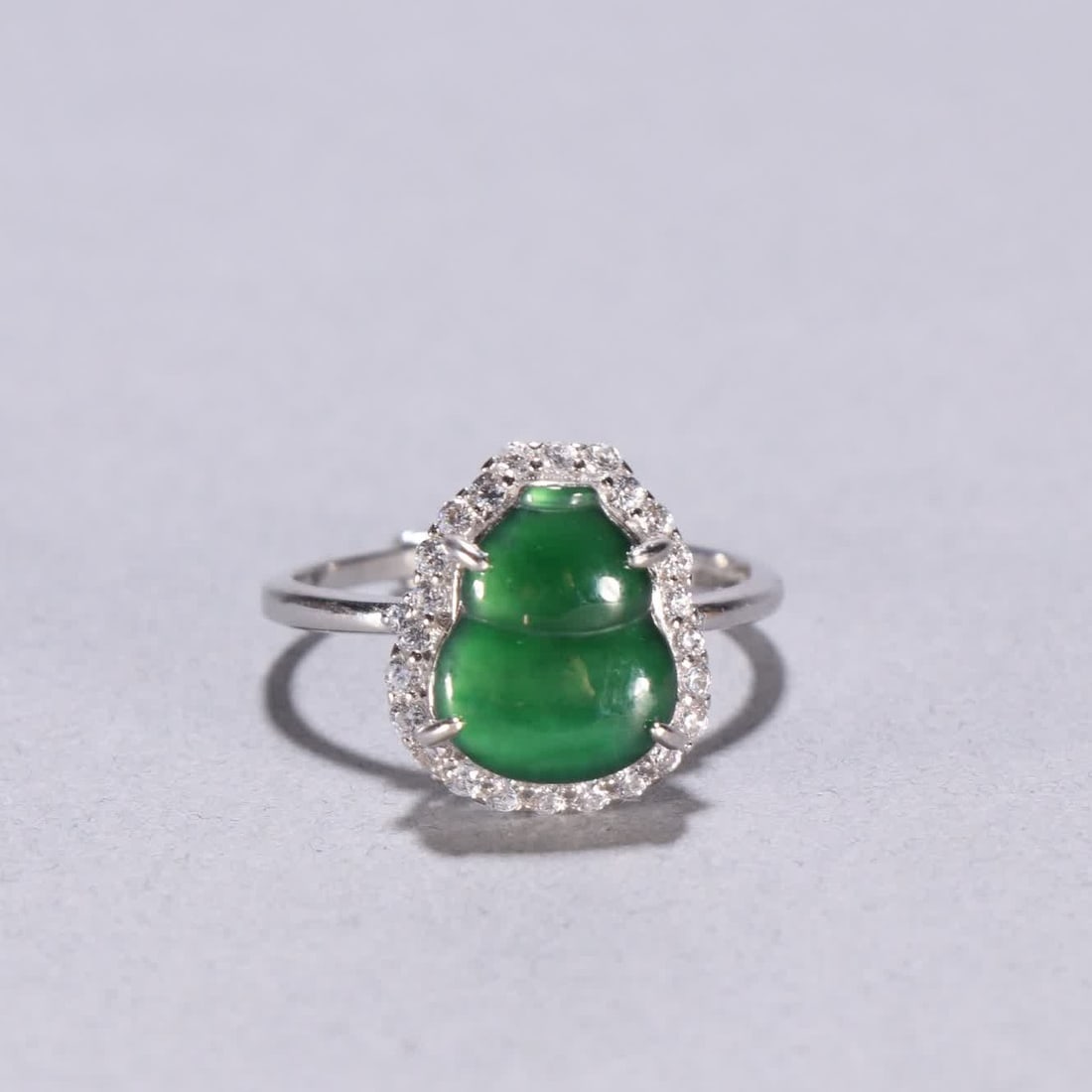 A Qing dynasty jade gourd ring (1 of 9)