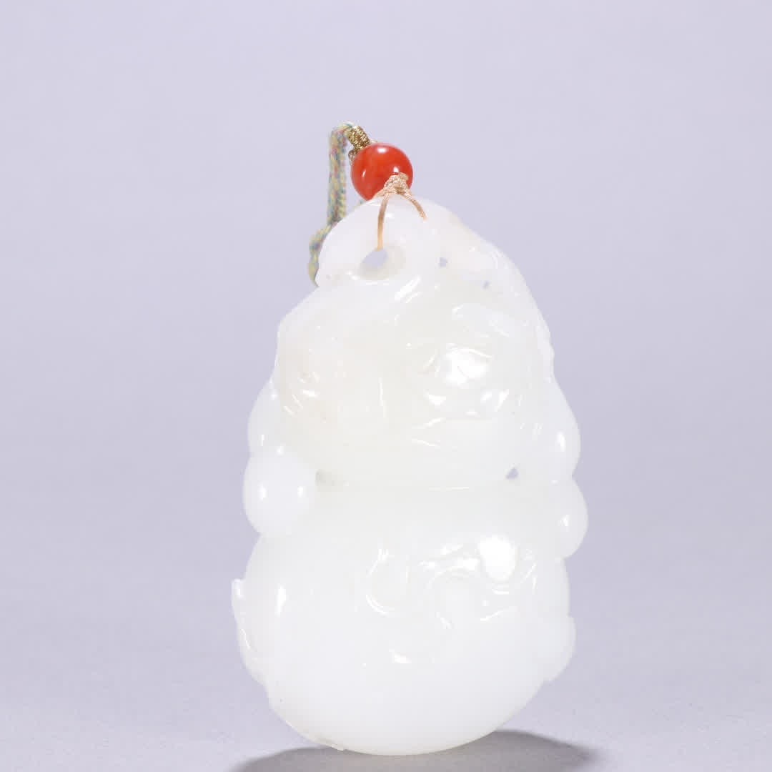 A Qing dynasty Hetian jade gourd carving: Qing Dynasty Hetian jade gourd carving SIZE: H:7.5cm W:4.8cm W:126.8g (The Dimensions Of All Batches Are Manually Measured.If You Need More Detailed Information, Please Contact Our Customer Service Be