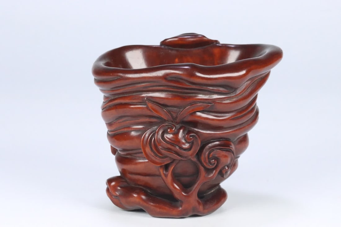 A Qing Dynasty cup with boxwood and lingzhi mushroom patterns: A cup with boxwood and lingzhi mushroom patterns from the Qing Dynasty SIZE: 9.3x10.8x8.6cm W:203g (The Dimensions Of All Batches Are Manually Measured.If You Need More Detailed Information, Please Co