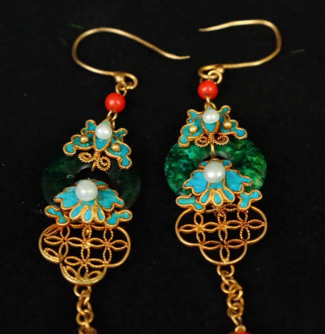 A Qing Dynasty diancui earring: Qing Dynasty Diancui Earrings SIZE: L:6cm W:2cm W:7.1g (The Dimensions Of All Batches Are Manually Measured.If You Need More Detailed Information, Please Contact Our Customer Service Before Bidding.)