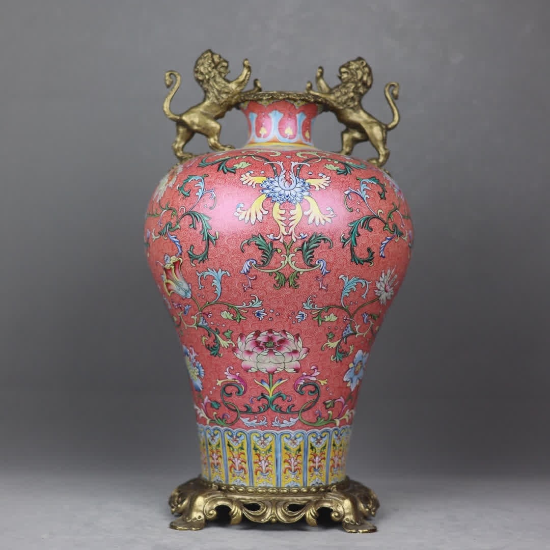 A Qing Dynasty famille rose floral inlaid copper lion-shaped double-handled plum vase: Qing Dynasty famille rose floral inlaid copper lion-shaped double-handled plum vase SIZE: H:49cm Mouth D:10cm D:25cm Base diameter 20cm (The Dimensions Of All Batches Are Manually Measured.If You Need