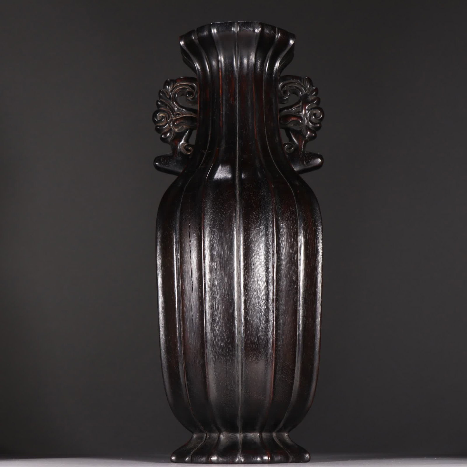 A Qing dynasty rosewood rhomboid double-handled vase: Qing Dynasty rosewood diamond-shaped double-handled vase SIZE: H:27.5cm W:11cm W:1403.8g (The Dimensions Of All Batches Are Manually Measured.If You Need More Detailed Information, Please Contact Our 