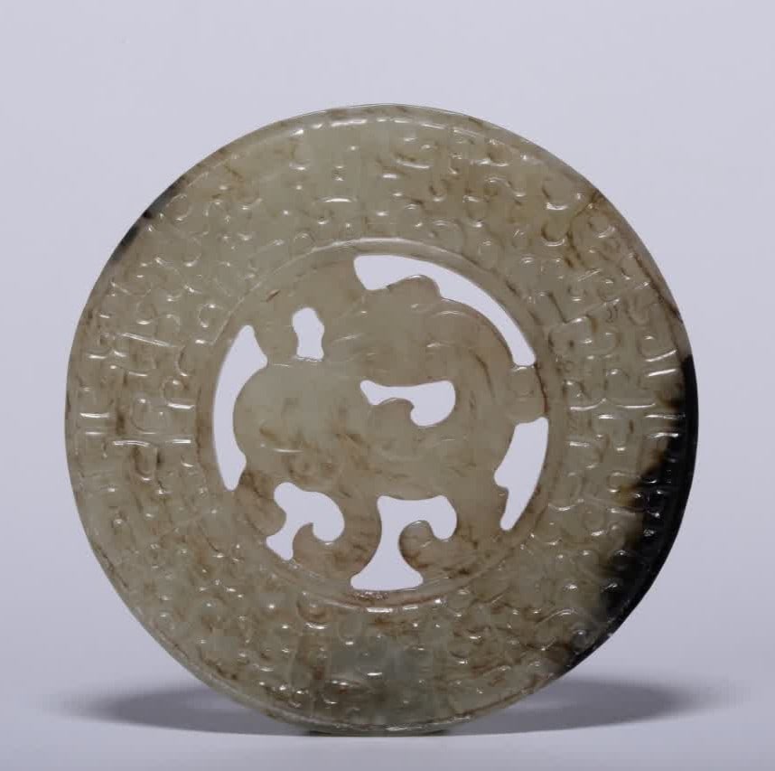 A piece of ancient Hetian jade with mercury-in-the-chi dragon walls: Ancient Hetian jade, mercury-in-the-chi dragon walls SIZE: D:6.7cm T:0.4cm W:37.5g (The Dimensions Of All Batches Are Manually Measured.If You Need More Detailed Information, Please Contact Our Custom