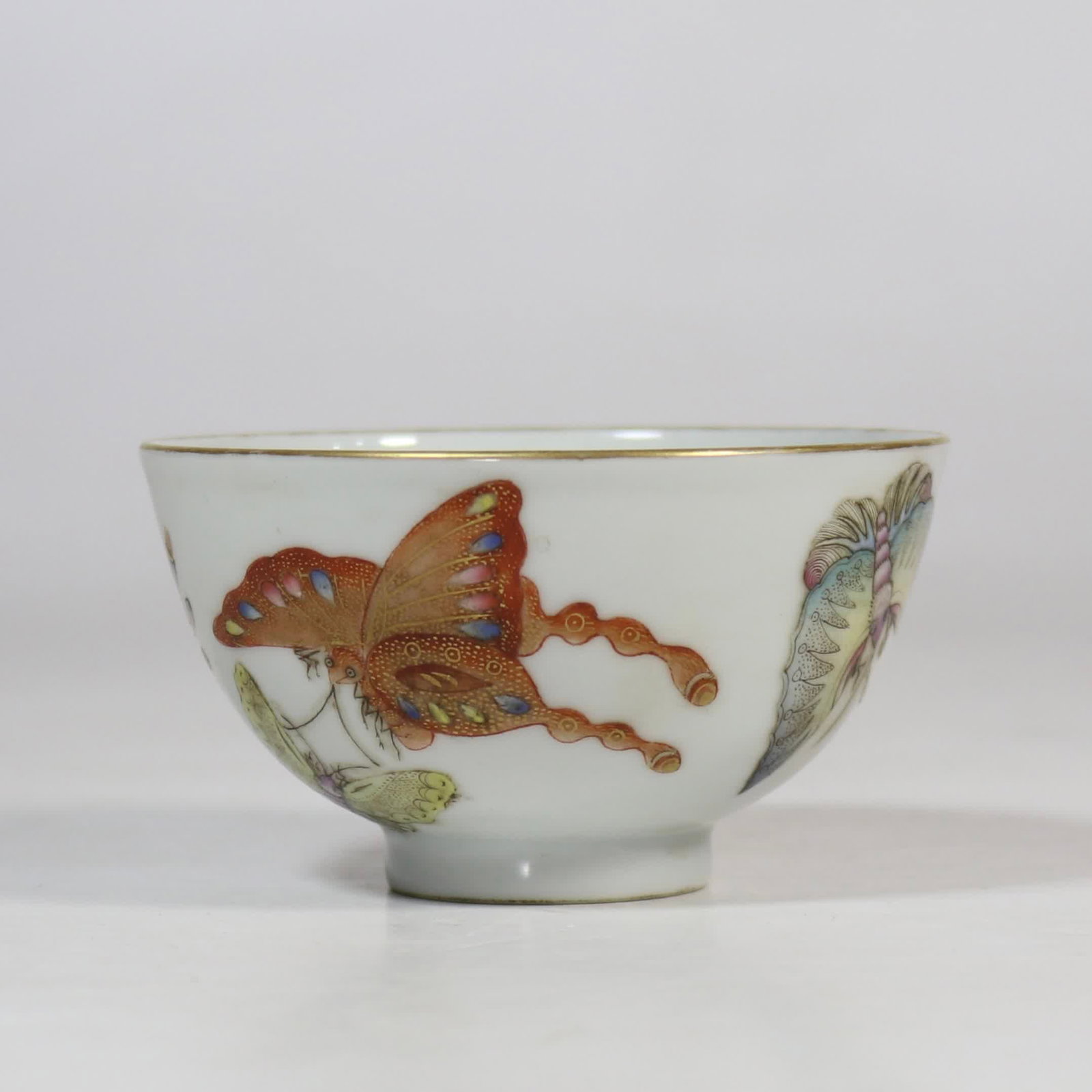 One tea round with a Qing Yongzheng period famille rose painted with gold butterfly patterns: Qing Yongzheng period famille rose tea round with gold-painted butterfly motif SIZE: H:5.2cm Opening 9.2cm (The Dimensions Of All Batches Are Manually Measured.If You Need More Detailed Information, P