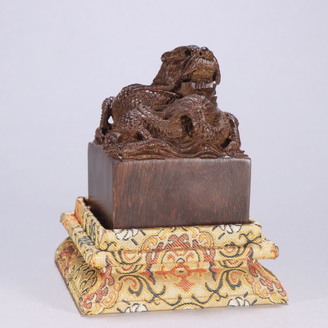 A Qing dynasty agarwood dragon-knob seal: Qing dynasty agarwood dragon-knob seal SIZE: H:8cm W:5.2cm W:181.3g (The Dimensions Of All Batches Are Manually Measured.If You Need More Detailed Information, Please Contact Our Customer Service Befo