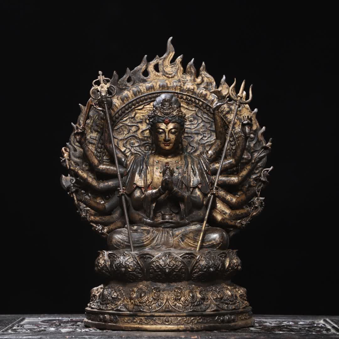 A Qing Dynasty bronze rubbing Thousand-Armed Guanyin Buddha statue: Qing Dynasty bronze rubbing Thousand-Armed Guanyin Buddha statue SIZE: H:30cm W:23cm T:17cm W:3.55kg (The Dimensions Of All Batches Are Manually Measured.If You Need More Detailed Information, Please 