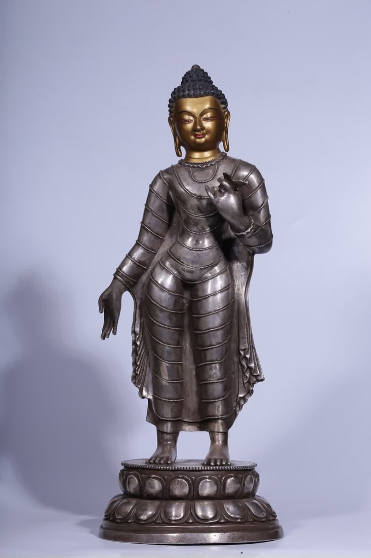 A standing statue of Shakyamuni Buddha with a gilded face and gilded bronze from the Qing Dynasty: A standing statue of Shakyamuni Buddha with a gilded silver face and face from the Qing Dynasty SIZE: H:47cm Diameter 20cmW:6.65kg (The Dimensions Of All Batches Are Manually Measured.If You Need More