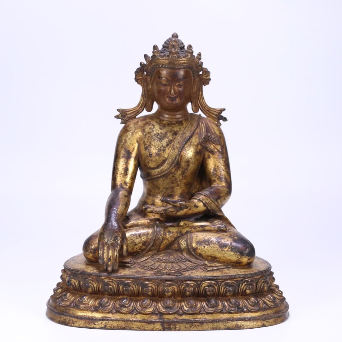 A 17th-century Tibetan gilt bronze statue of Shakyamuni: A 17th-century Tibetan gilt bronze statue of Shakyamuni SIZE: H:33cm, Bottom 29x21cm, W:7140g (The Dimensions Of All Batches Are Manually Measured.If You Need More Detailed Information, Please Contact