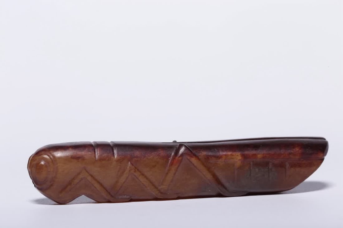 A secondhand Hetian jade with old earth-red infusion grasshopper: Secondhand Hetian jade with old-fashioned red grasshoppers SIZE: L: approx. 7.2cm W: 1.2cm W: 24.3g (The Dimensions Of All Batches Are Manually Measured.If You Need More Detailed Information, Please C
