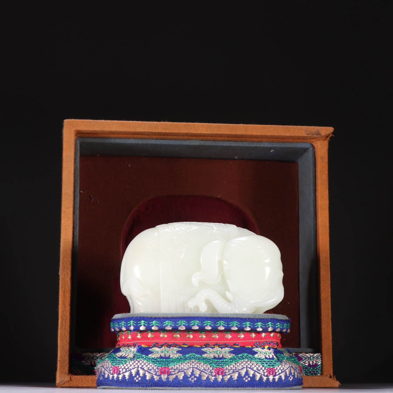 A Qing dynasty Hetian jade Taiping Elephant Ornament (1 of 9)