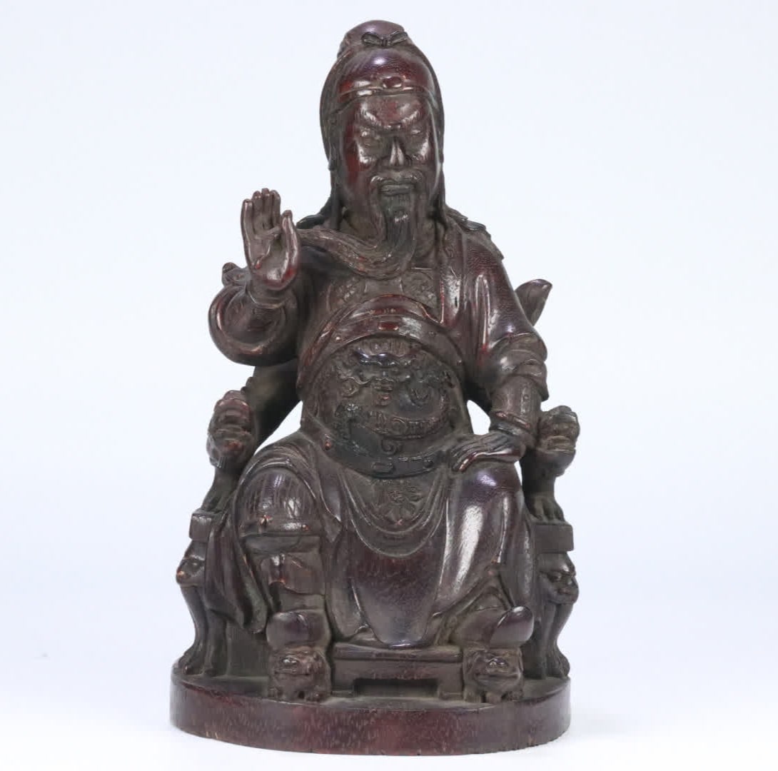 A seated statue of Guan Gong, an old agarwood incense from the Qing Dynasty: A seated statue of Guan Yu, aged agarwood from the Qing Dynasty SIZE: 24.4x14.1x13.6cm W:387g (The Dimensions Of All Batches Are Manually Measured.If You Need More Detailed Information, Please Contact