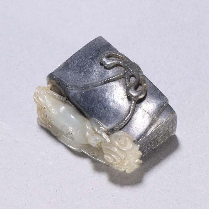 A Qing dynasty blue-and-white seed qilin book gift ornament (1 of 9)