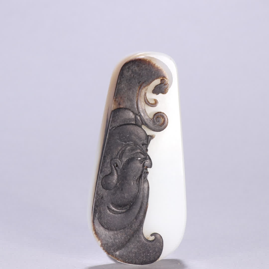 A Qing dynasty Hetian jade seed material Guan Gong is displayed: Qing Dynasty Hetian jade seed material Guan Gong plaque SIZE: H:8.9cm W:4.1cm W:111.3g (The Dimensions Of All Batches Are Manually Measured.If You Need More Detailed Information, Please Contact Our Cu
