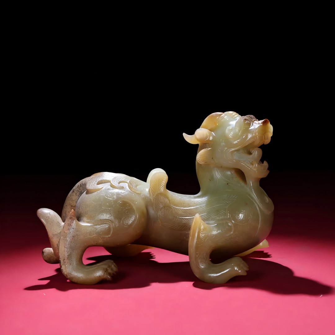 A Han dynasty jade auspicious beast handle: Han dynasty jade auspicious beast handle SIZE: 150x88X98mm W:871g (The Dimensions Of All Batches Are Manually Measured.If You Need More Detailed Information, Please Contact Our Customer Service Before