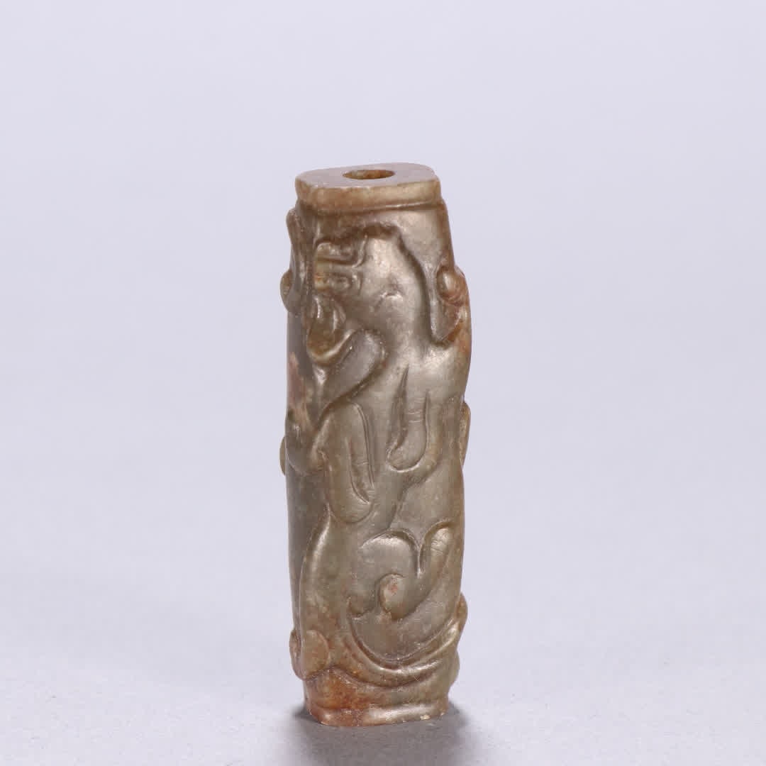 One Han dynasty Hetian jade horn and dragon pattern: Han dynasty Hetian jade chi dragon pattern lezi SIZE: H:6.1cm W:2cm W:42.6g (The Dimensions Of All Batches Are Manually Measured.If You Need More Detailed Information, Please Contact Our Customer Serv