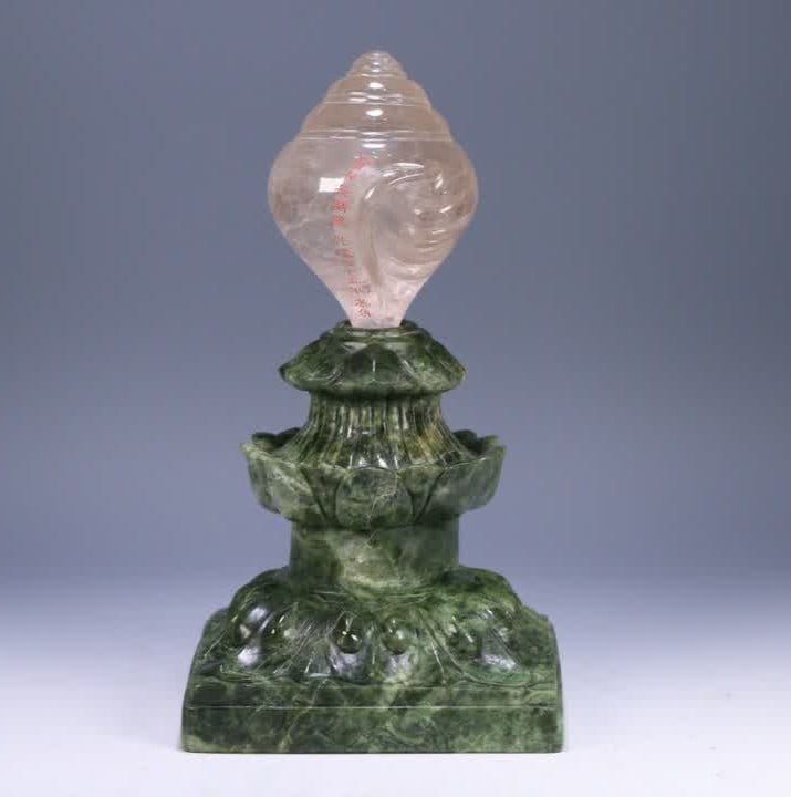 A Qing Dynasty crystal legal conch: The original Qing Dynasty crystal conch comes with a jasper base SIZE: Total 37x21x21cm, Conch 17.6x11.7cm, Total W: 12.5kg (The Dimensions Of All Batches Are Manually Measured.If You Need More Detail