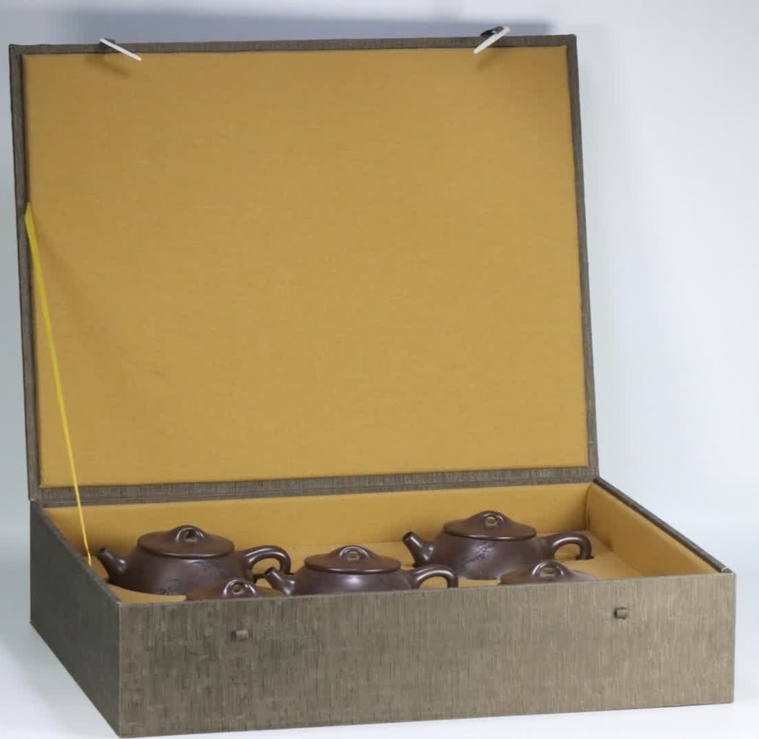 A set of old rosewood teapots with the signature of the renowned artist Gu Jingzhou: A set of old rosewood teapots by renowned artist Gu Jingzhou SIZE: H:16.8 x Bottom 7.8 x 6.9 cm W: 287g (The Dimensions Of All Batches Are Manually Measured.If You Need More Detailed Information, Plea
