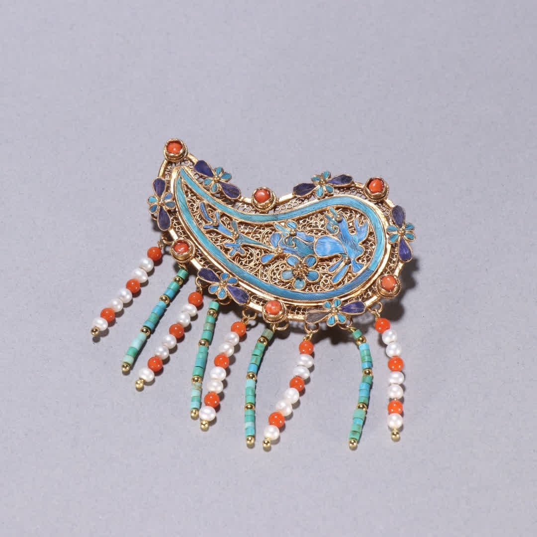 A Qing dynasty silver brooch with gilded jade dots and jeweled floral patterns with tassels: Qing Dynasty silver gilt jadeite inlaid tassel brooch SIZE: L:7.2cm W:6.8cm W:24.9g (The Dimensions Of All Batches Are Manually Measured.If You Need More Detailed Information, Please Contact Our Custo