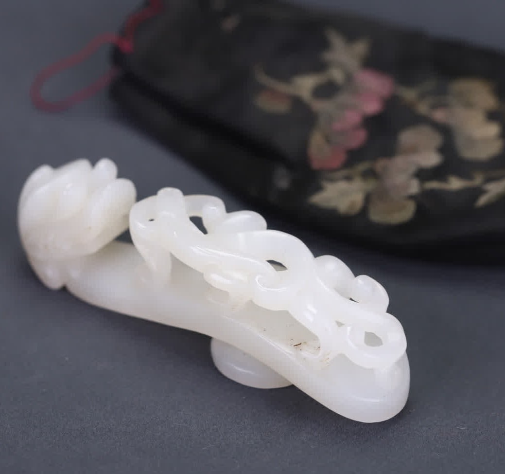 A Qing Dynasty Hetian jade Azure Dragon Teaching Child Dragon hook (1 of 9)
