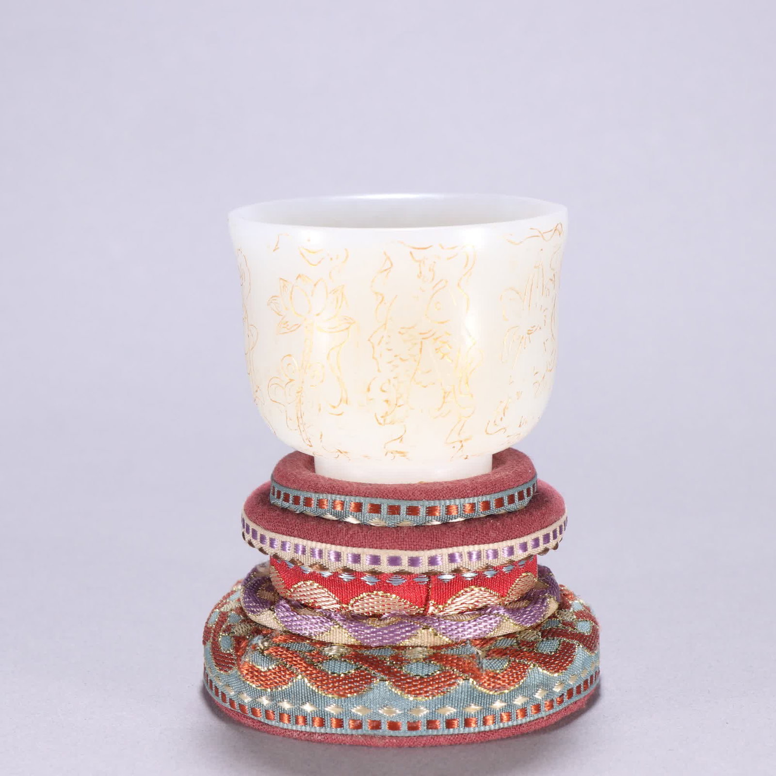 A Qing dynasty Hetian jade cup with gold inlaid hidden Eight Immortals motifs: Qing dynasty Hetian jade cup with gold-painted dark Eight Immortals motifs SIZE: H:4.4cm W:5.7cm W:99.3g (The Dimensions Of All Batches Are Manually Measured.If You Need More Detailed Information, Ple