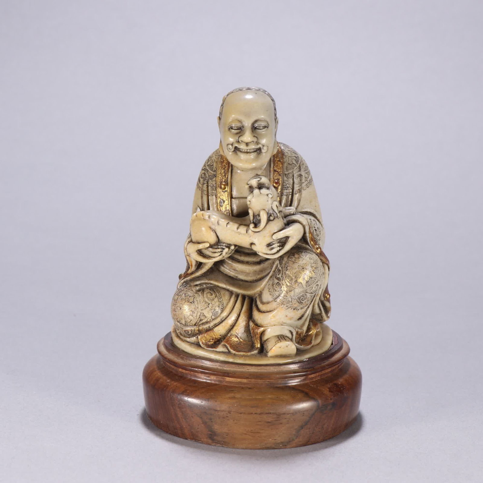 A Qing dynasty Shoushan stone lion and arhat sculpture: Qing Dynasty: Shoushan stone lion and Arhat sculpture SIZE: H:12cm W:7.6cm W:422.7g (The Dimensions Of All Batches Are Manually Measured.If You Need More Detailed Information, Please Contact Our Custo