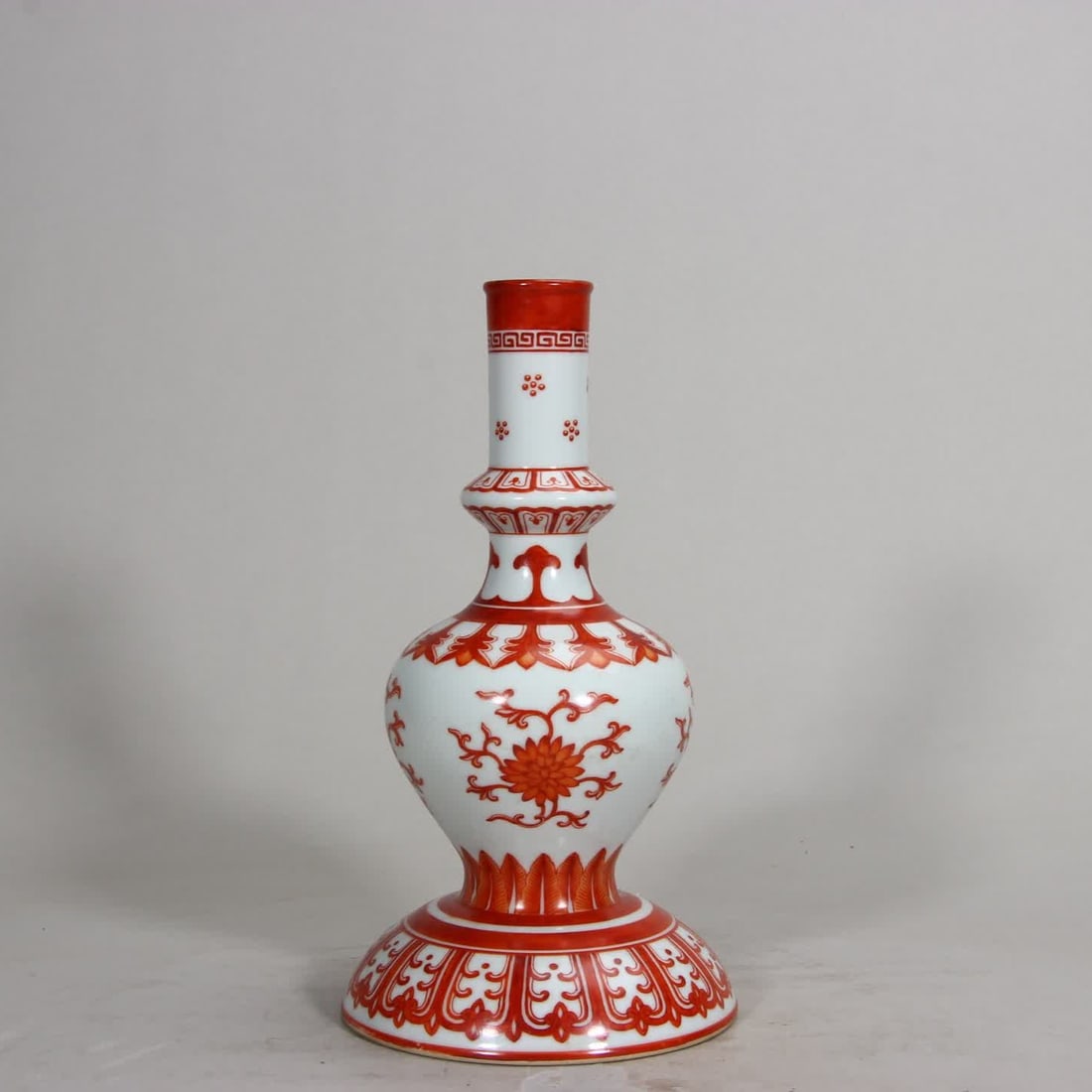One Qing Qianlong alum red precious floral nectar vase with nectar patterns: Qing Qianlong alum red precious floral nectar vase SIZE: H:20.9 cm (The Dimensions Of All Batches Are Manually Measured.If You Need More Detailed Information, Please Contact Our Customer Service Befor