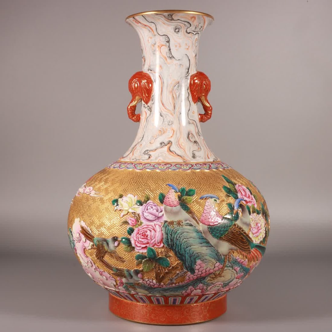 A Qing dynasty Qianlong period enamel and gold-carved vase with a scene of elephant ears: Qing Dynasty Qianlong period enamel and gold-carved elephant-ear vase with painted gold background SIZE: H: 32cm Belly diameter 23cm (The Dimensions Of All Batches Are Manually Measured.If You Need Mo