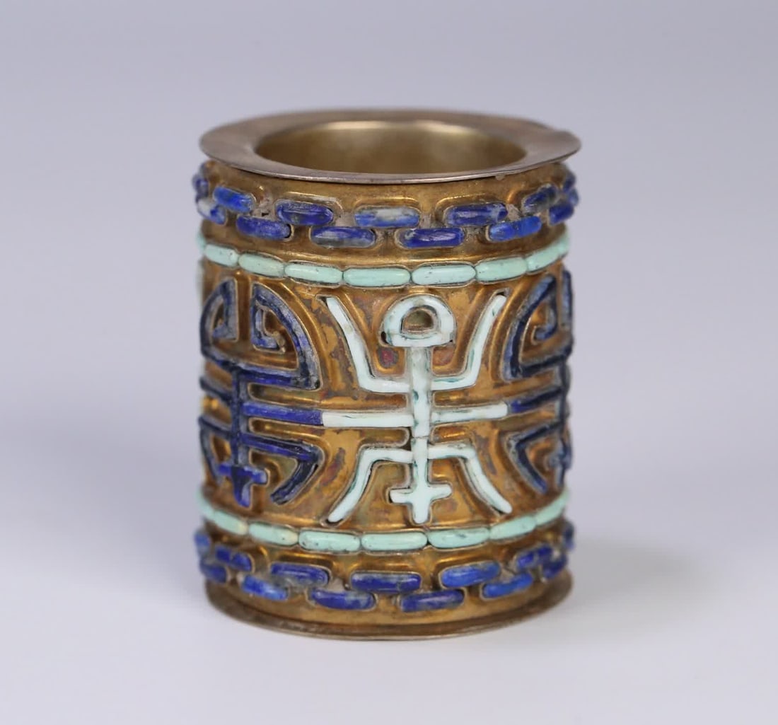 A Qing Dynasty gilt bronze thumb ring inlaid with lapis turquoise and longevity patterns: Qing Dynasty copper gilt inlaid with lapis turquoise longevity pattern thumb ring SIZE: Inner diameter 2.3cm H: 4.2cm 54.2g (The Dimensions Of All Batches Are Manually Measured.If You Need More Detail