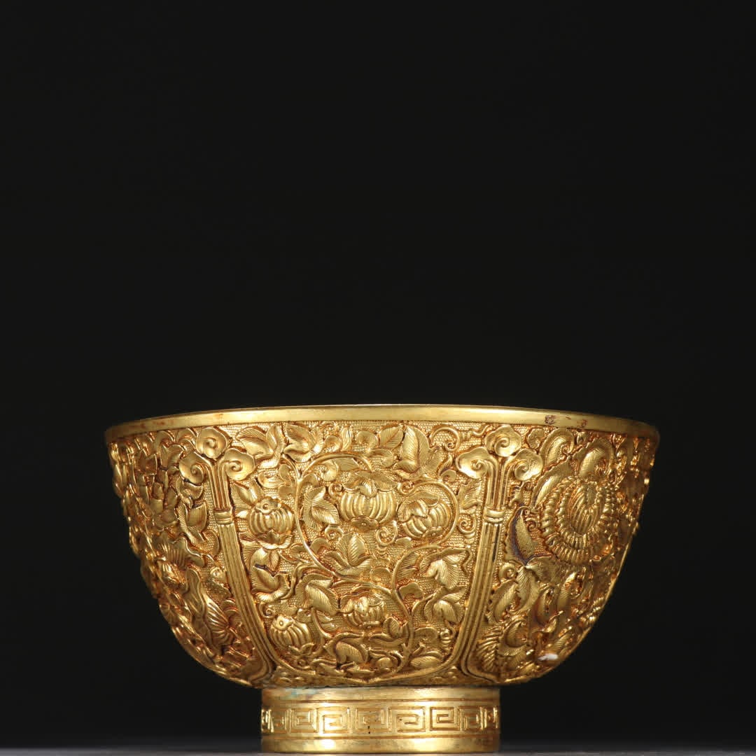 A Ming dynasty Xuande mark bronze gilt bowl with floral patterns: Ming Dynasty Xuande marked gilt bronze bowl with floral patterns SIZE: H:7.2cm W:12.8cm W:566.1g (The Dimensions Of All Batches Are Manually Measured.If You Need More Detailed Information, Please Cont