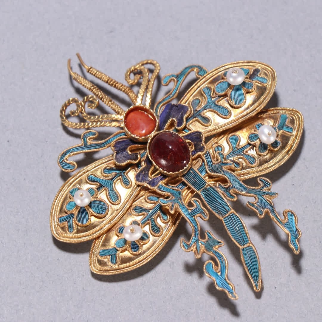 A Qing dynasty silver gilt dotted butterfly brooch - 2