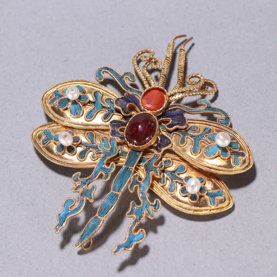 A Qing dynasty silver gilt dotted butterfly brooch - 3