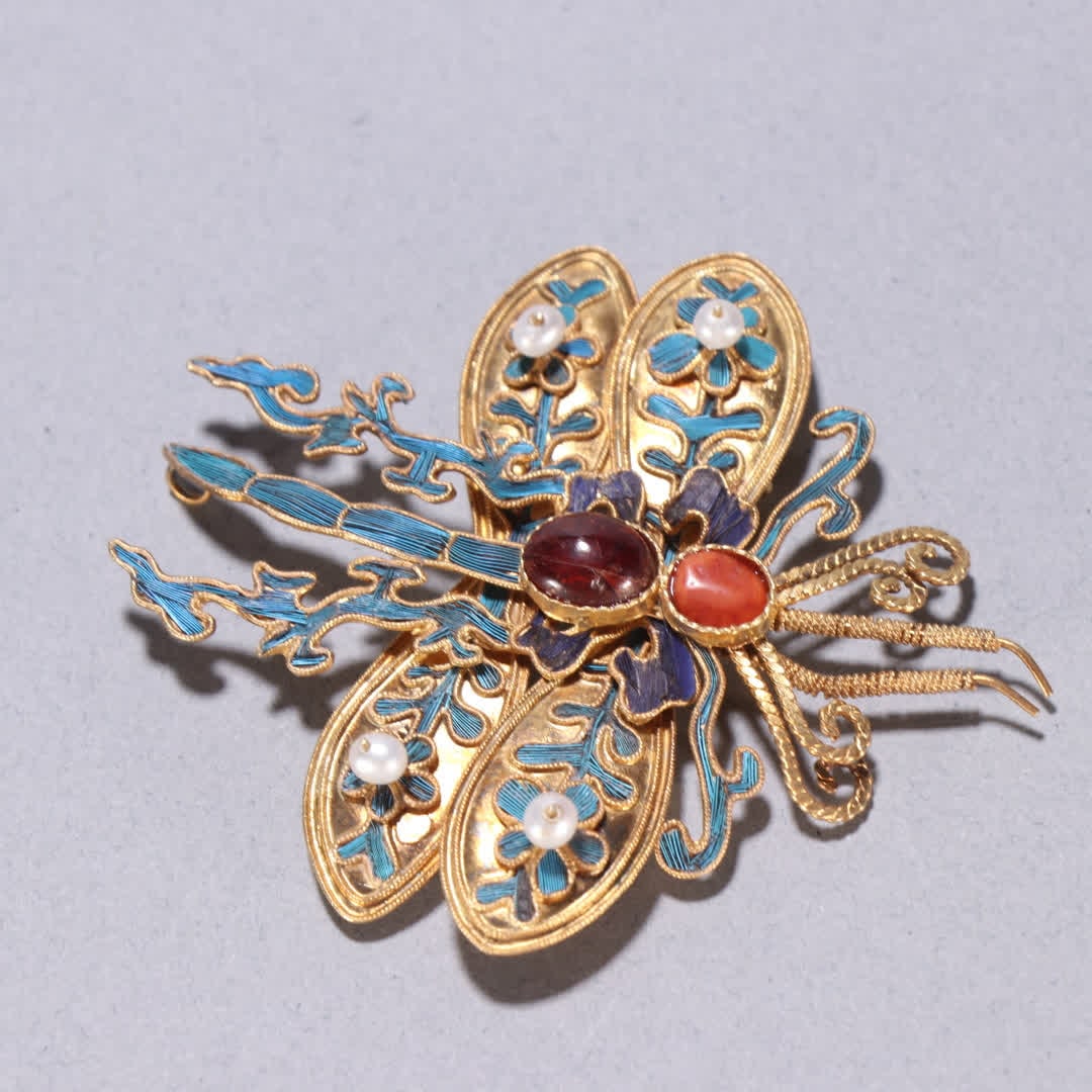 A Qing dynasty silver gilt dotted butterfly brooch - 4