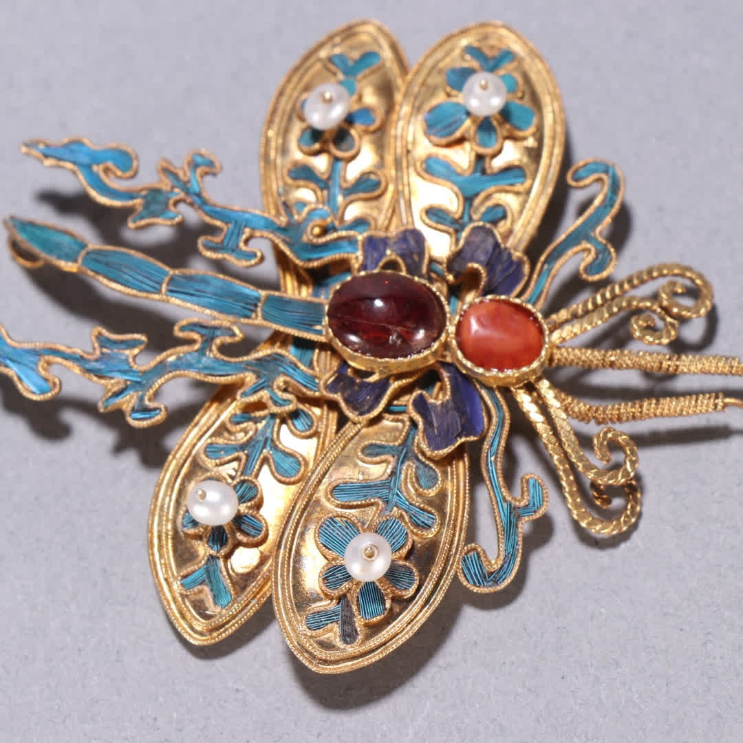 A Qing dynasty silver gilt dotted butterfly brooch - 5