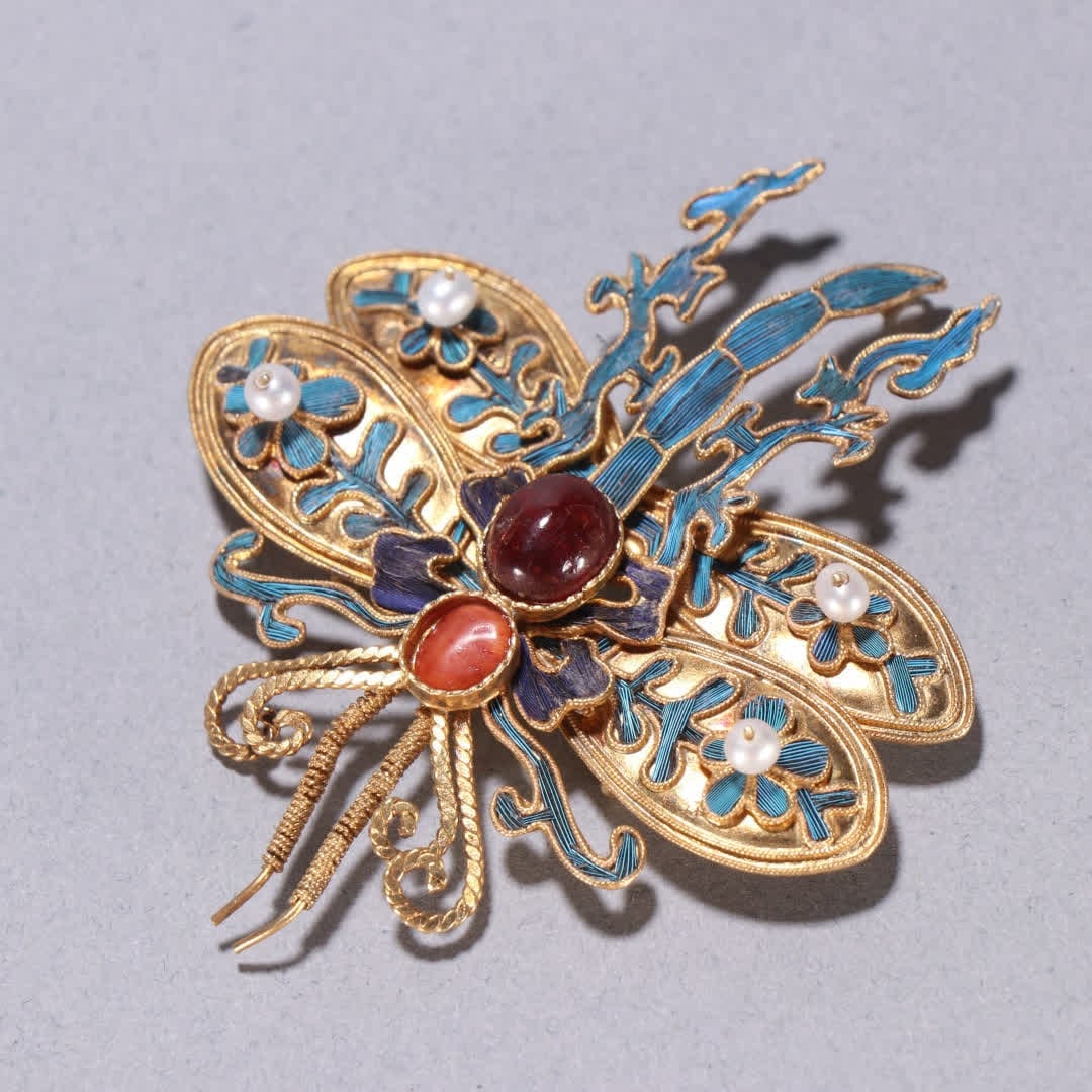 A Qing dynasty silver gilt dotted butterfly brooch - 6