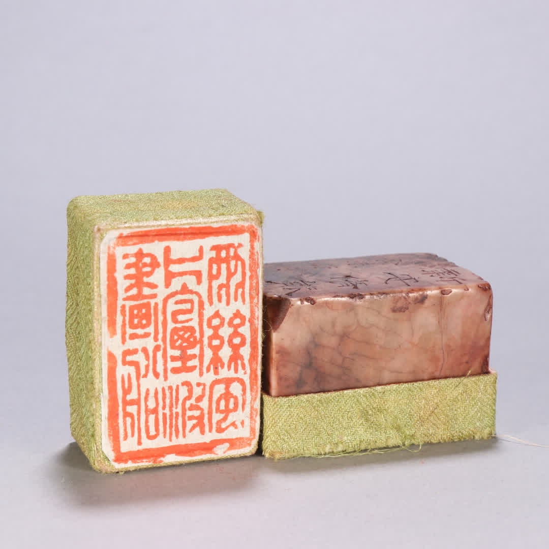 A famous Shoushan stone seal with a signature signature: Famous Craftsman's Seal of Shoushan Stone SIZE: H:4cm W:6cm W:267.4g (The Dimensions Of All Batches Are Manually Measured.If You Need More Detailed Information, Please Contact Our Customer Service Bef