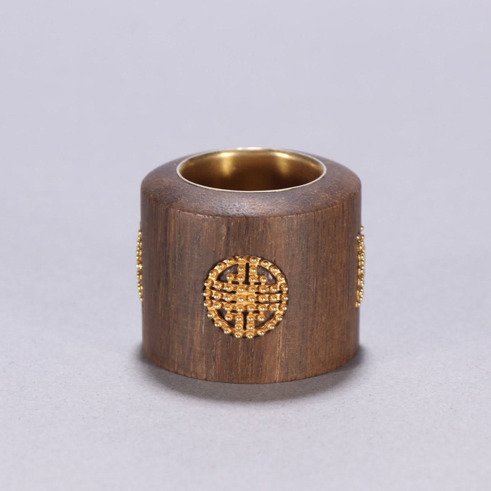 One Qing dynasty agarwood wrapped gold round longevity pattern thumb ring: Qing Dynasty: Agarwood gold-wrapped longevity pattern thumb ring SIZE: Inner diameter 2.2cm W: 3cm W: 26.6g (The Dimensions Of All Batches Are Manually Measured.If You Need More Detailed Information, 