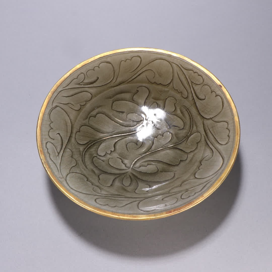 A Qing dynasty Yaozhou kiln celadon plate with engraved peony patterns: Qing Dynasty Yaozhou kiln celadon plate with engraved peony patterns SIZE: H:5.3cm W:19.5cm (The Dimensions Of All Batches Are Manually Measured.If You Need More Detailed Information, Please Contact O