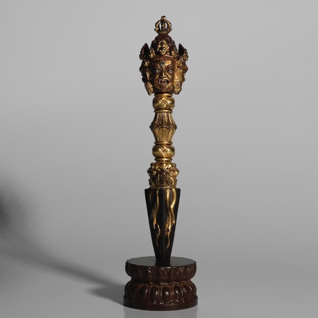 A Ming Dynasty gilt bronze three-sided P??ba Vajra peg: Ming Dynasty gilt bronze three-sided P??ba Vajra peg SIZE: L:18cm W:300g (The Dimensions Of All Batches Are Manually Measured.If You Need More Detailed Information, Please Contact Our Customer Service