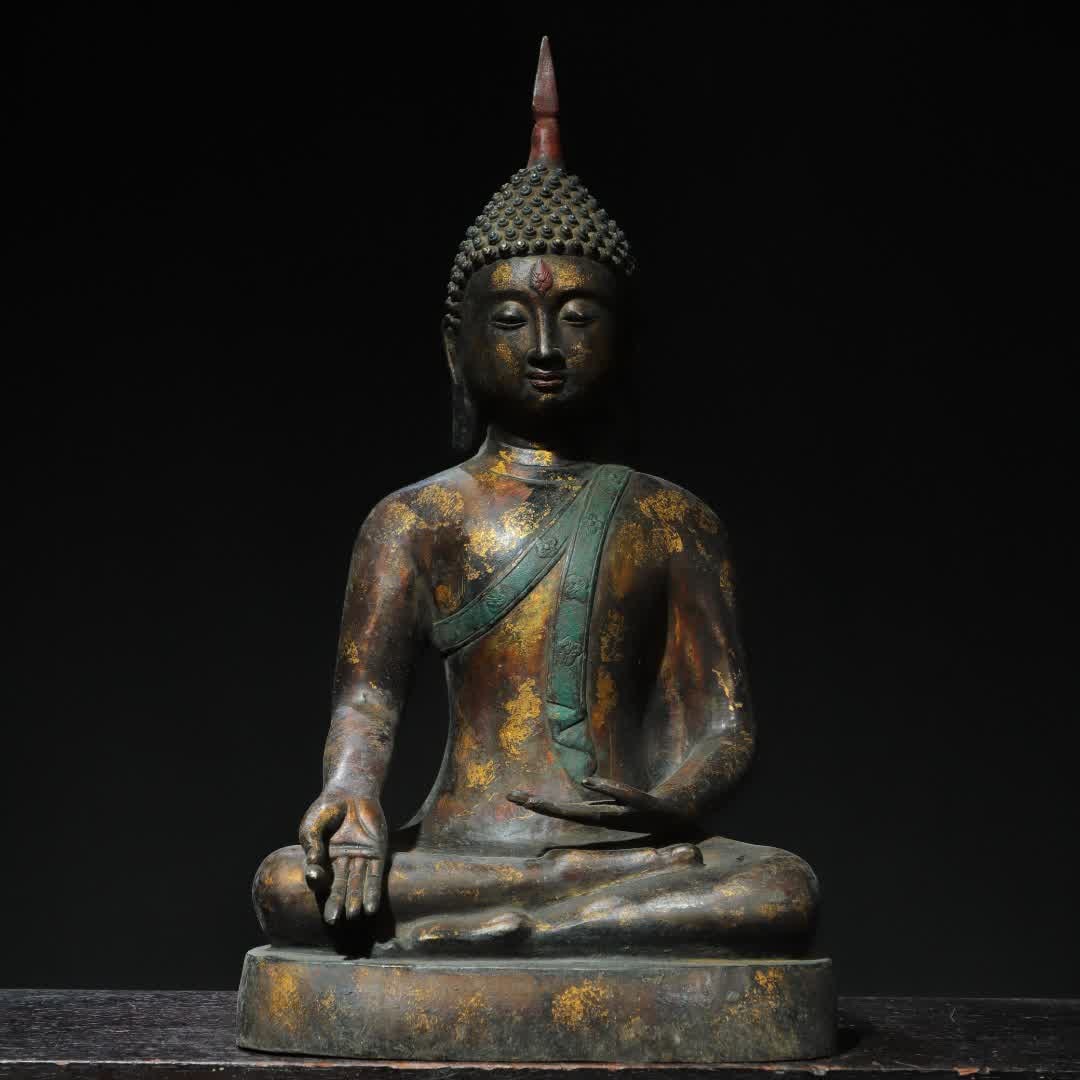 A Qing Dynasty bronze rubbing of Amitabha Buddha statue: A bronze rubbing of the Amitabha Buddha statue from the Qing Dynasty SIZE: H:40cm W:22cm T:12cm W:3.8kg (The Dimensions Of All Batches Are Manually Measured.If You Need More Detailed Information, Plea