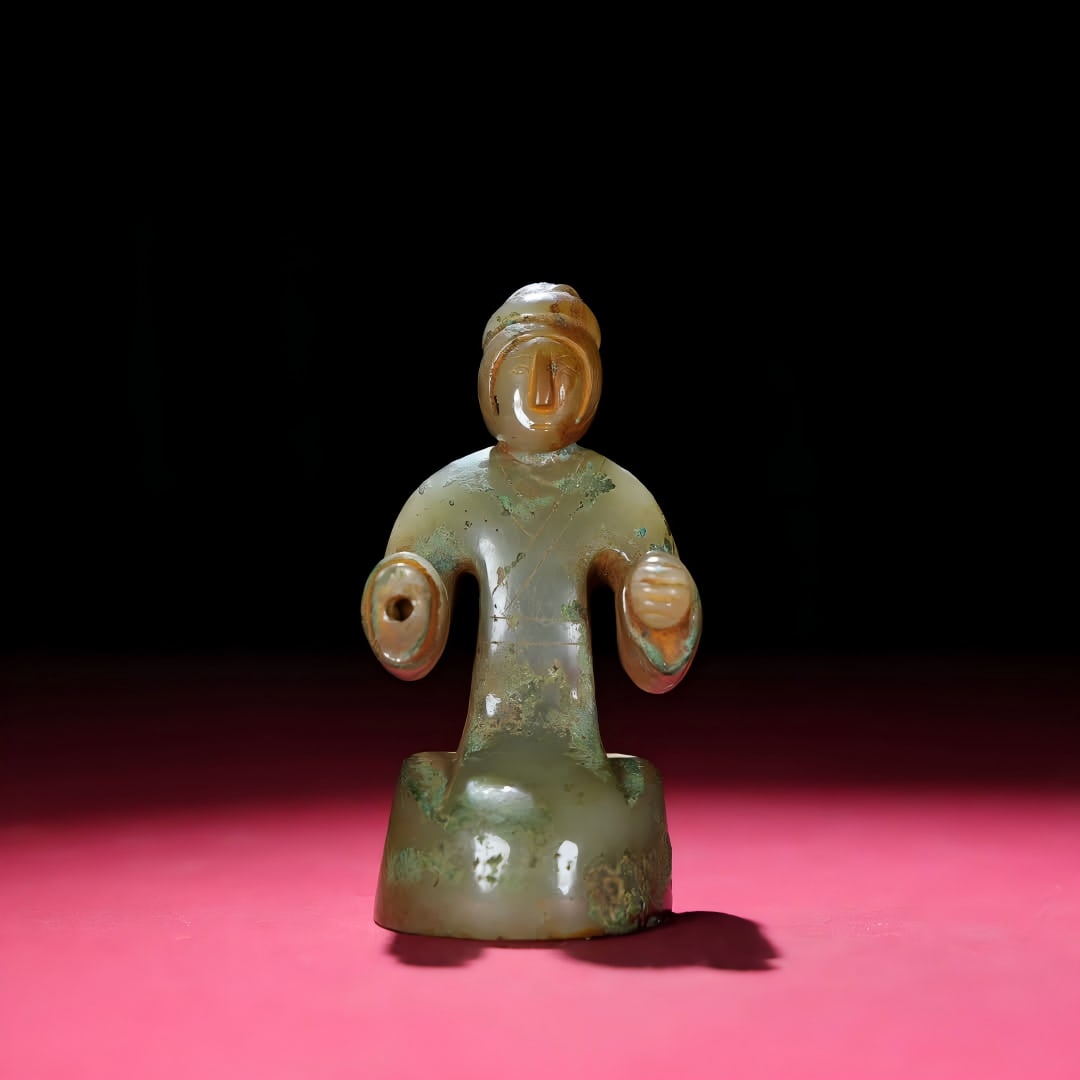 A piece of Han dynasty jade figurines: A jade figure from the Han dynasty SIZE: 89X45X40mm W:158g (The Dimensions Of All Batches Are Manually Measured.If You Need More Detailed Information, Please Contact Our Customer Service Before Biddin
