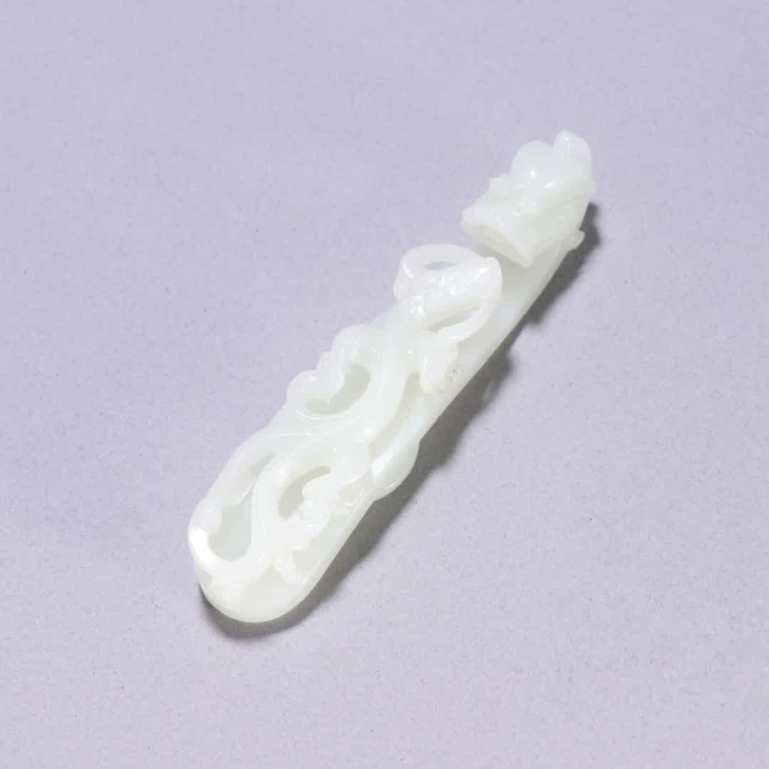 A Qing dynasty Hetian jade with a hook for the child to become a dragon (1 of 9)
