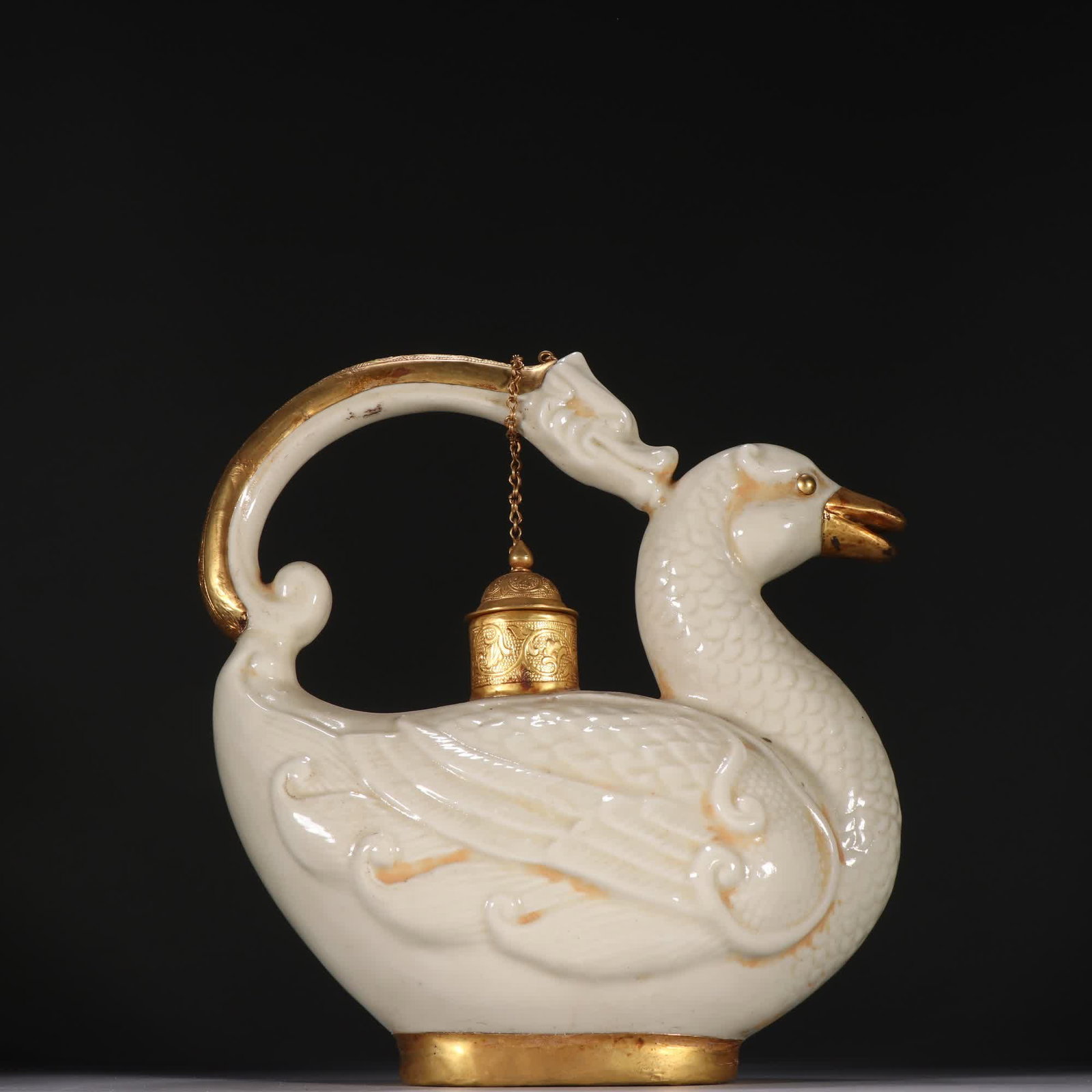 A Song Ding kiln-wrapped gold-duck-shaped handle-handled teapot: Song Dynasty Ding Kiln-wrapped gold-duck-shaped handlebar SIZE: H:22cm W:21cm (The Dimensions Of All Batches Are Manually Measured.If You Need More Detailed Information, Please Contact Our Customer Se