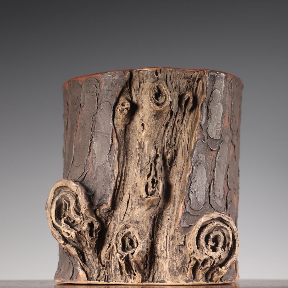 A Qing Dynasty purple clay tree stump-shaped brush pot: Qing Dynasty Zisha tree stump-shaped brush pot SIZE: 13.5x12.8x14.2cm (The Dimensions Of All Batches Are Manually Measured.If You Need More Detailed Information, Please Contact Our Customer Service Be