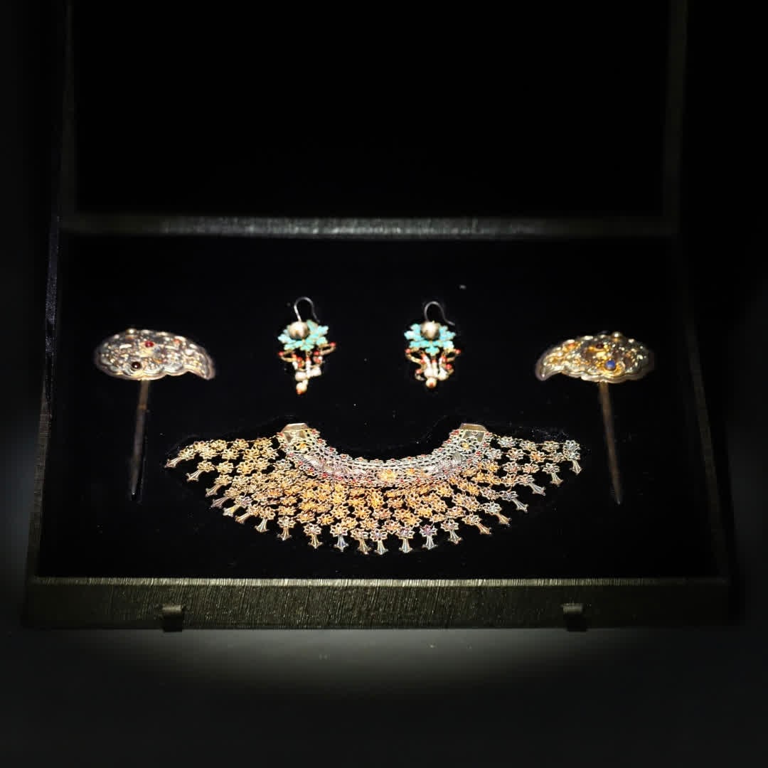 A set of Qing Dynasty silver gilt jade dotted jade inlaid jewelry headpieces (1 of 14)
